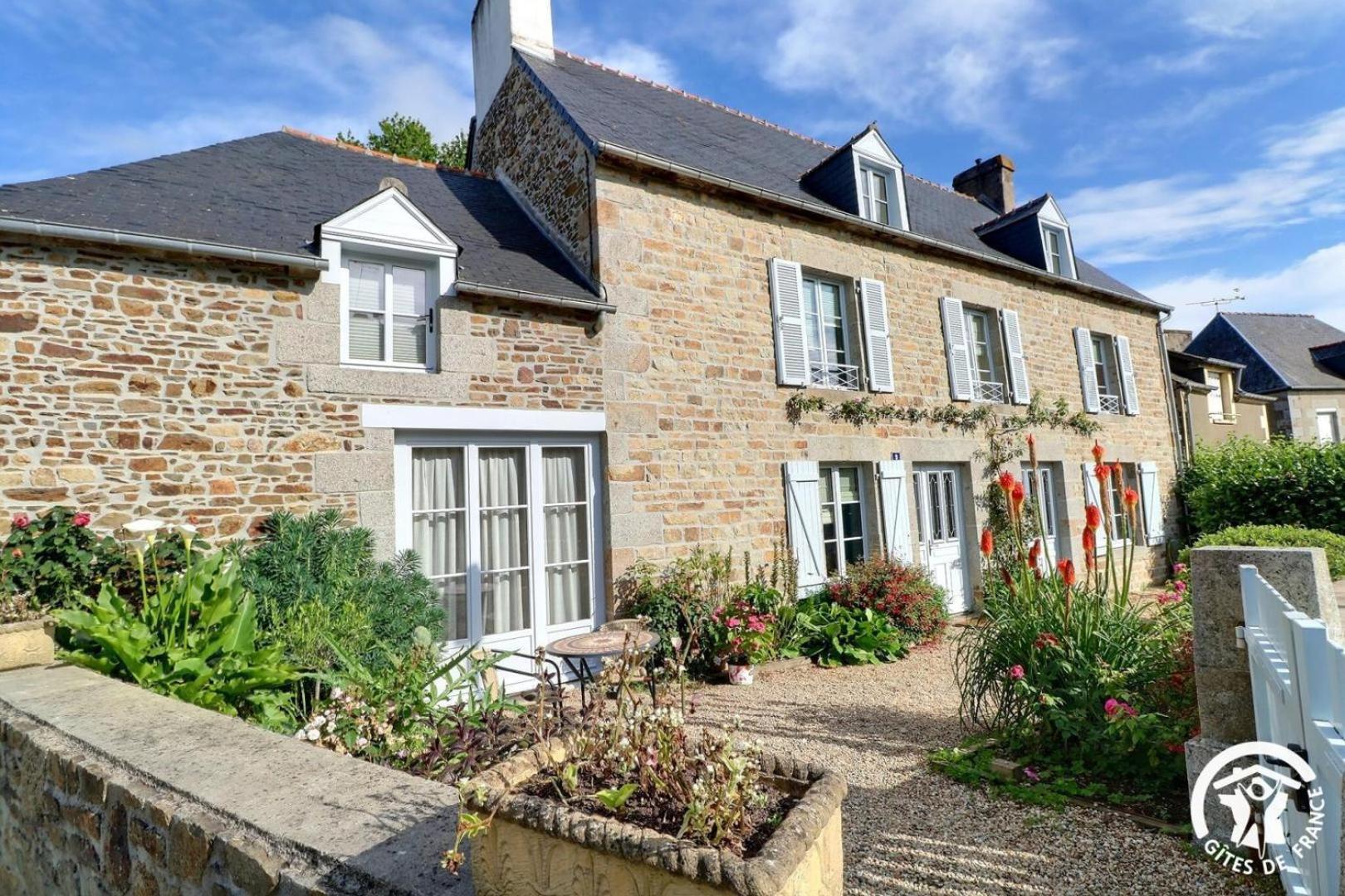 Le Jardin De Quercus Bed and Breakfast Bazouges-la-Pérouse Exteriör bild