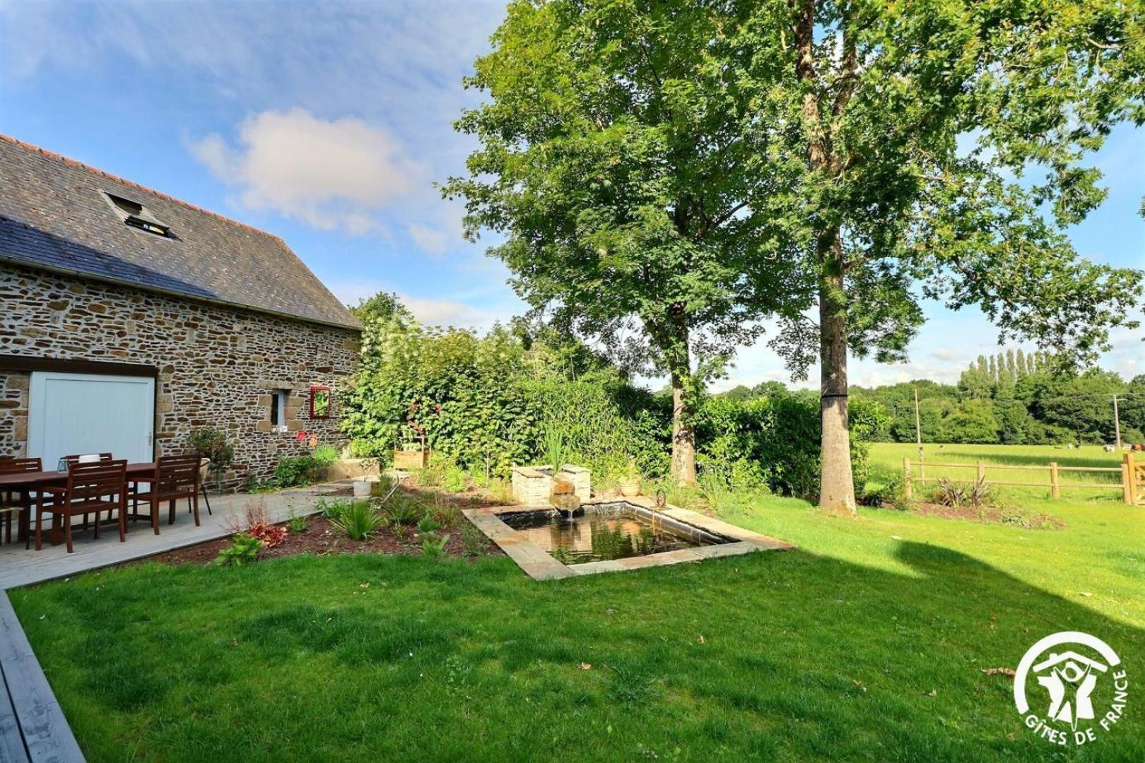 Le Jardin De Quercus Bed and Breakfast Bazouges-la-Pérouse Exteriör bild