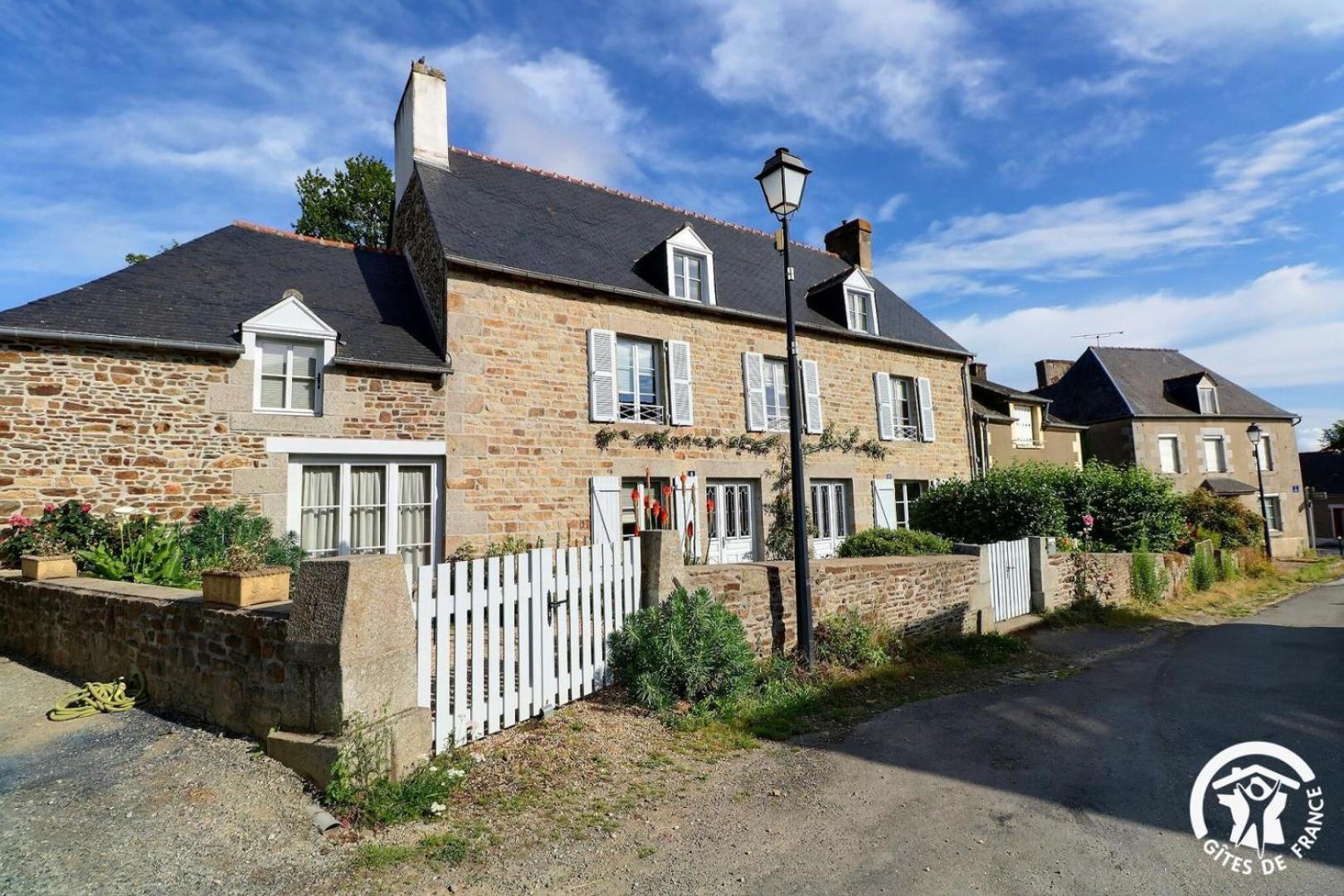 Le Jardin De Quercus Bed and Breakfast Bazouges-la-Pérouse Exteriör bild