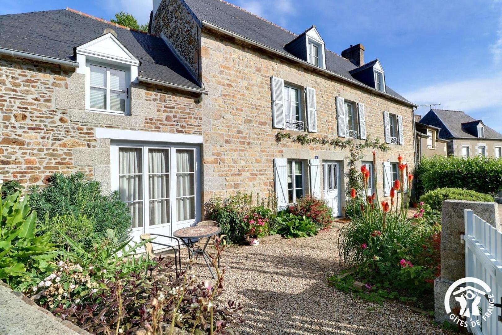 Le Jardin De Quercus Bed and Breakfast Bazouges-la-Pérouse Exteriör bild