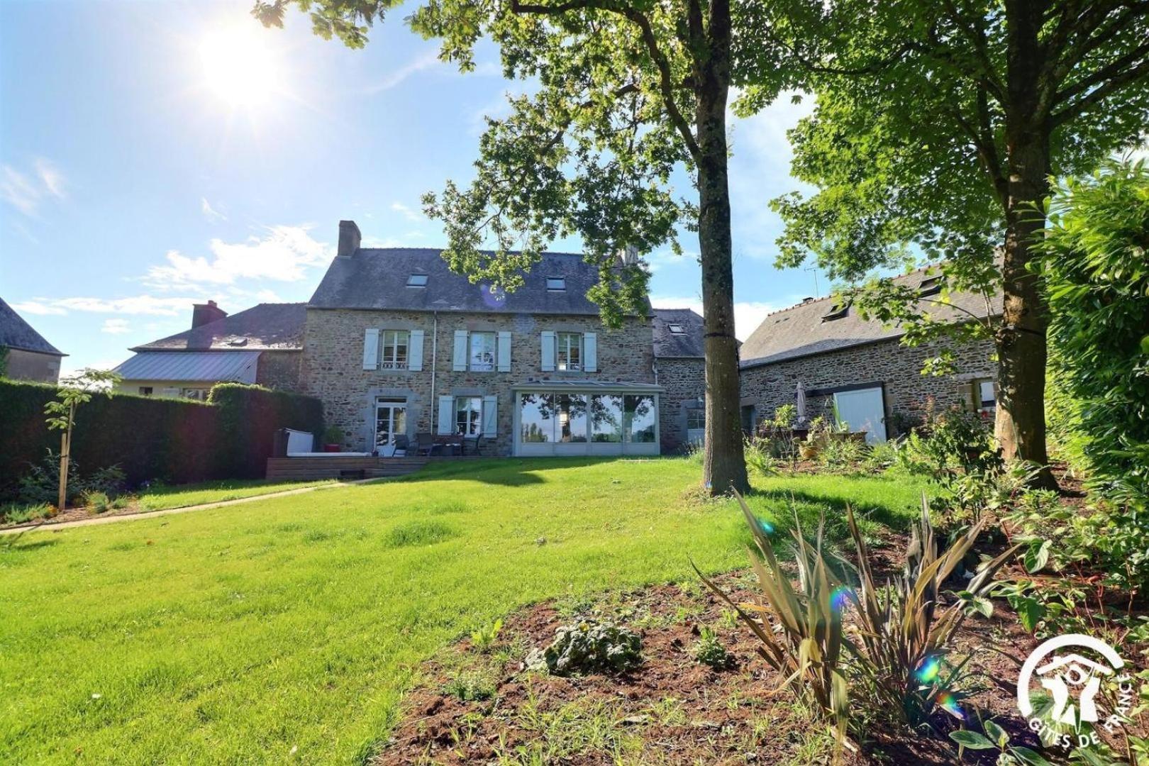 Le Jardin De Quercus Bed and Breakfast Bazouges-la-Pérouse Exteriör bild
